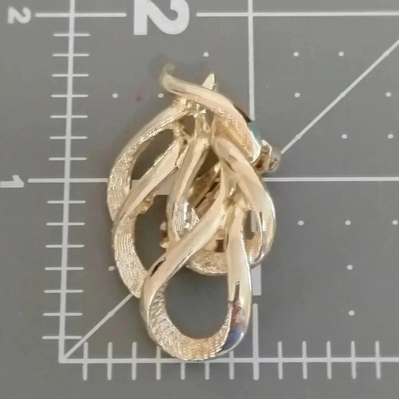 1970 Sarah Coventry Goldtone Swirl Design Clip On Earrings Town and Country - Picture 7 of 8